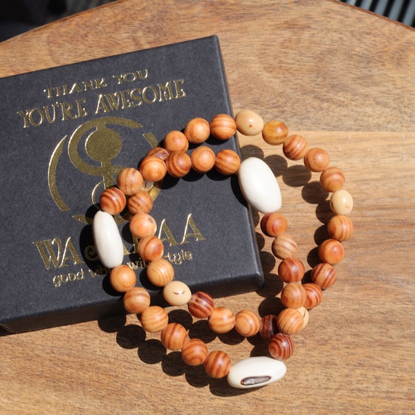 Ensemble de bracelets en bois. Bracelets en perles mates Raja Kayu avec graines blanches cassées d'Acai et perles de graines blanches Huayruro de 20 mm.