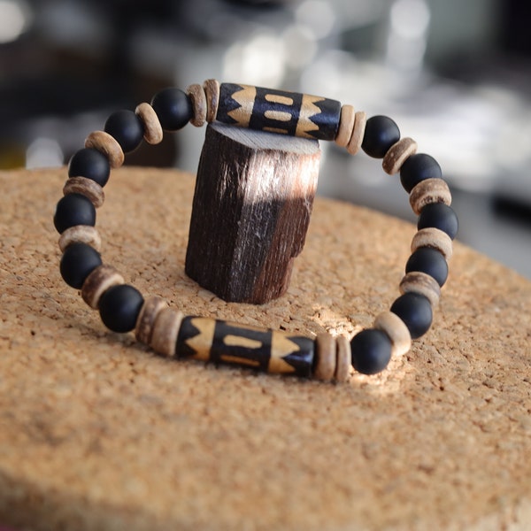 Leichte Naturstein-Armbänder aus mattschwarzen Achaten mit fantasievollen Kuhknochen- und Kokosnussscheiben.