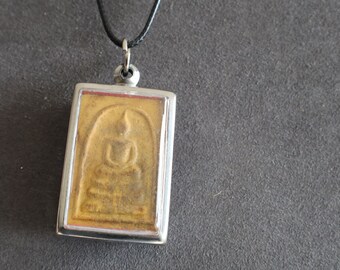 The Phra Somdet Yanwilas amulet, associated with Luang Pho Daeng, represents a significant and revered artifact