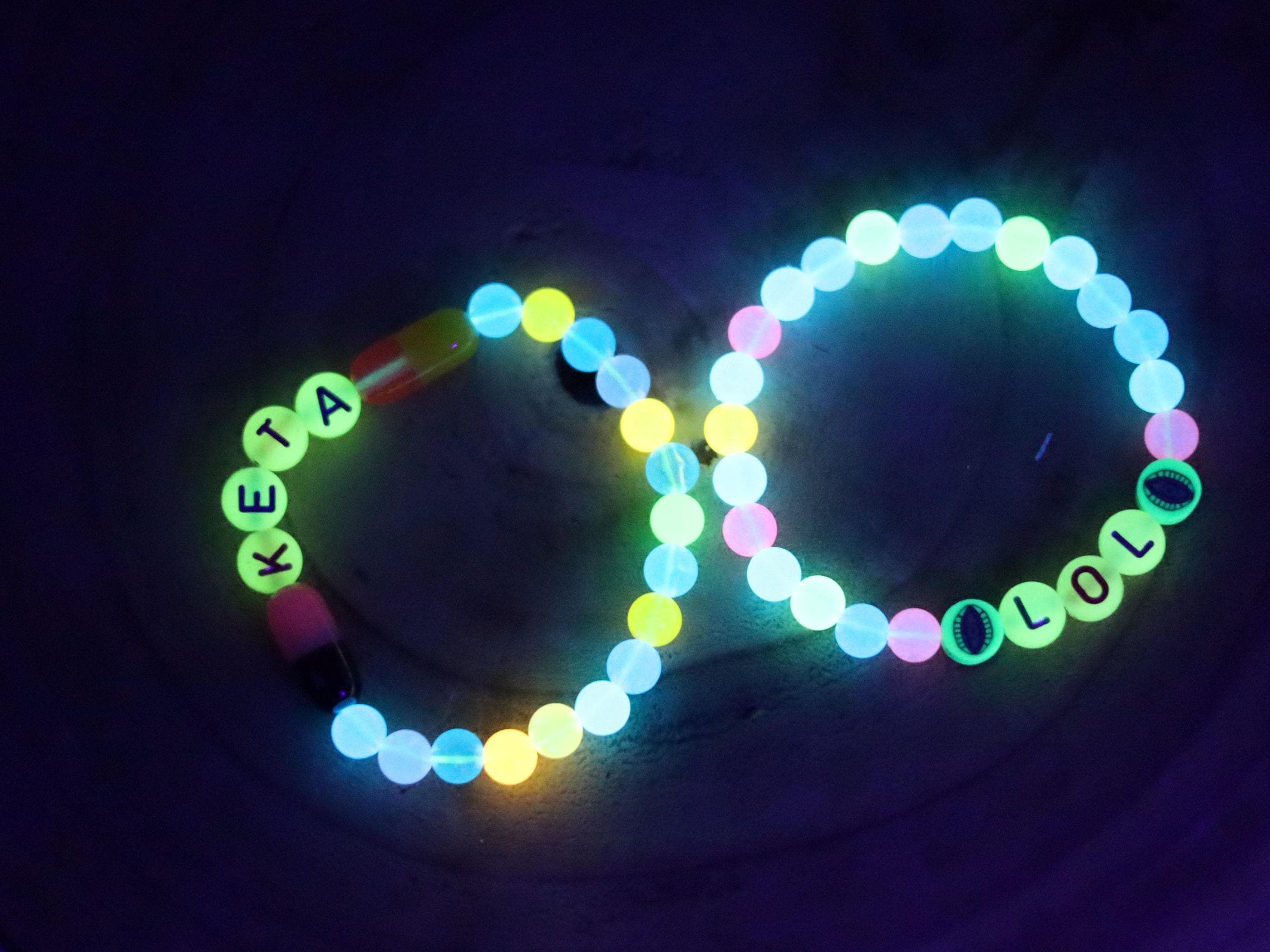 ToBeIT 1000 Perline Cubiche Acriliche Con Lettere Luminose 6x6 Mm - Fosforescenti Al Buio Per Creare Gioielli, Bracciali, Collane Fai-da-Te - 3