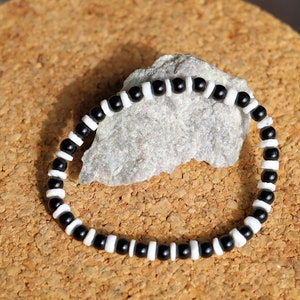 Bracelets minimalistes spéciaux. Perles de coquillages naturels, rondes et plates.