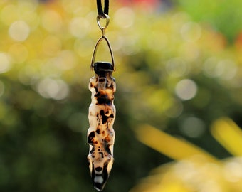 Pendentif En Agate Tibétaine Sculptée - Bijou Artisanal Vintage - Multicolore