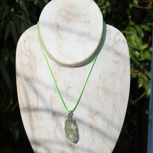 Peridot Art Piece. Gemstone pendant, gemstone necklace, gemstone amulet, gemstone talisman afbeelding 2