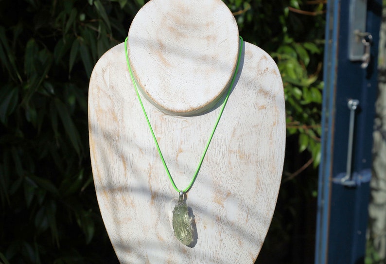 Peridot Art Piece. Gemstone pendant, gemstone necklace, gemstone amulet, gemstone talisman afbeelding 2