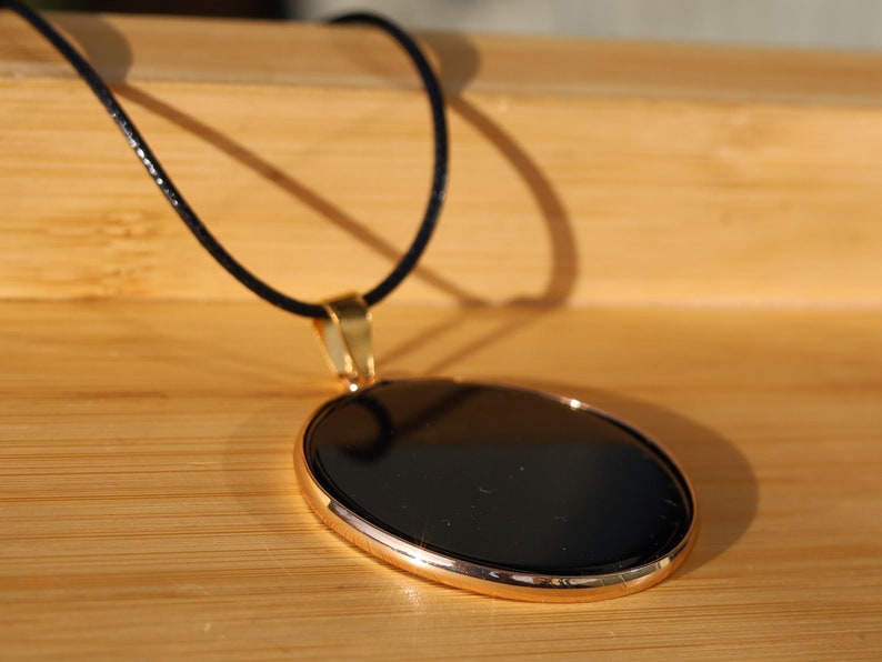 Black mirror Obsidian Natural Stone Disc Shape Pendant.Obsidian Natural Stone Disc Shape Pendant, often referred to as a black mirror afbeelding 6