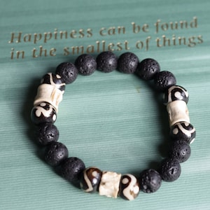 Cooles 10 mm Lavaarmband kombiniert mit Knochen-Edelsteinschmuck. kompliziert, schön und natürlich. Haḍīāṁ Jewel Winterkollektion
