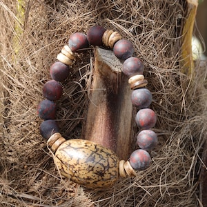 Perles de jaspe safran naturel remarquables, de haute qualité en forme ronde mate combinées à de grosses perles de graines d&#39;arbre de Bouddha.