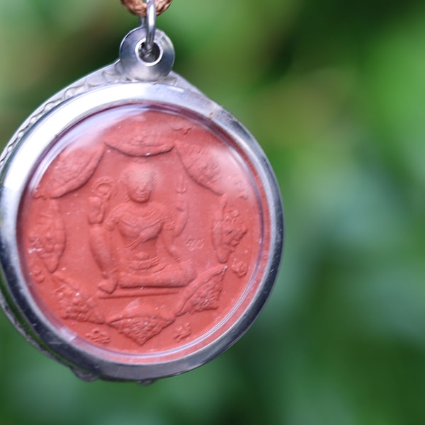 Pendentif amulette rouge thaïlandais Bouddha LP Phra Thong. Charme de collier pendentif amulette thaïlandaise, pendentif amulette thaïlandaise, amulettes de Thaïlande, Bouddha thaïlandais