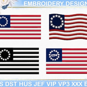 Pode incluir: Quatro bandeiras bordadas de Betsy Ross em diferentes estilos. As bandeiras apresentam listras vermelhas e brancas com um cantão azul contendo um círculo de estrelas brancas. Uma bandeira tem o texto "1776" no cantão. A imagem também inclui o texto "EMBROIDERY DESIGNS".