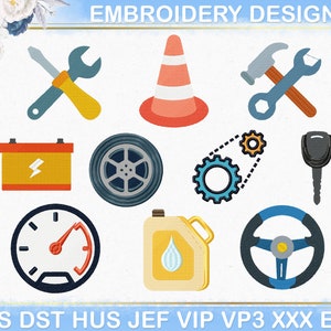 Może przedstawiać: Wzory haftu z ikonami o tematyce motoryzacyjnej i mechanicznej. Zawiera klucz i śrubokręt, pachołek drogowy, młotek i klucz, akumulator samochodowy, oponę, koła zębate, kluczyk do samochodu, prędkościomierz, kanister na benzynę i kierownicę. U góry znajduje się napis "EMBROIDERY DESIGNS".