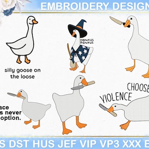 Könnte beinhalten: Eine Sammlung von Stickmustern mit Cartoon-Gänsen in verschiedenen Posen. Eine Gans ist mit "silly goose on the loose" beschriftet. Weitere Designs zeigen Gänse mit Messern und den Text "Peace was never an option" und "Choose Violence."