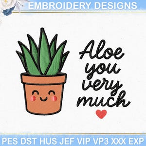 Könnte beinhalten: Ein Stickdesign mit einer grünen Aloe Vera Pflanze in einem braunen Topf mit einem lächelnden Gesicht. Der Text "Aloe you very much" ist in schwarzer Schrift mit einem roten Herz darunter geschrieben. Das Design ist mit "Embroidery Designs" beschriftet.