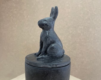 Récipient en ciment noir fait main avec couvercle lapin