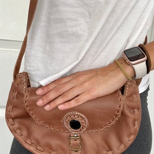 Halbmond Form handgefertigte Leder Crossbody Tasche, Leder Crossbody Bag, handgemachte Ledertasche, handwerkliche Geldbörse, tägliche Crossbody Tasche