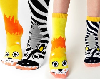 LION et ZÈBRE ~ Ensemble de chaussettes dépareillées MATCHY maman et moi mignons animaux sauvages du zoo - lot de 1 adulte et 1 paire de taille enfant