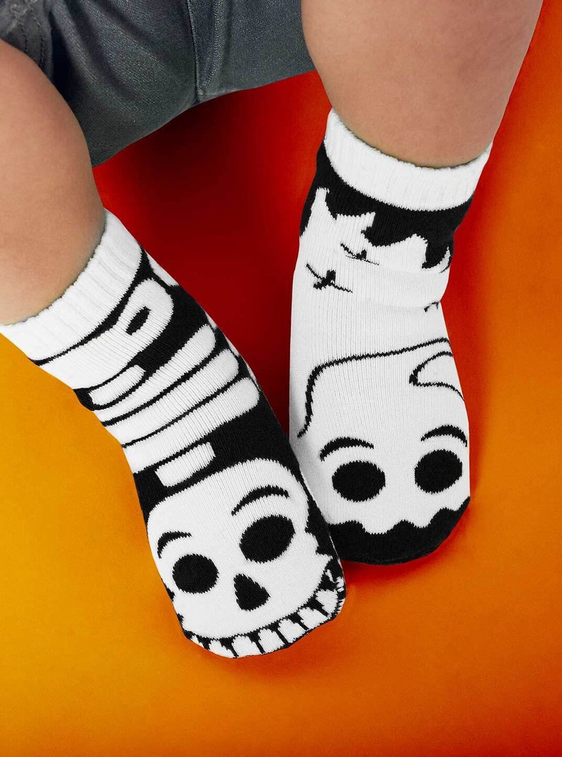 Fantôme et squelette Chaussettes dépareillées pour enfants Chaussettes amusantes Chaussettes folles Chaussettes cool Chaussettes mignonnes Chaussettes d'Halloween phosphorescentes image 1