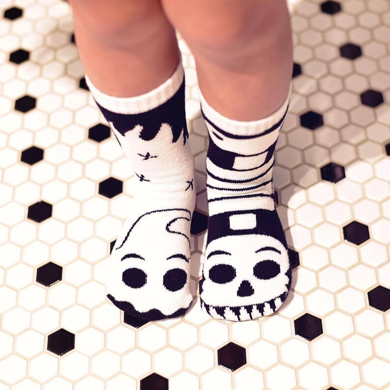 Fantôme et squelette Chaussettes dépareillées pour enfants Chaussettes amusantes Chaussettes folles Chaussettes cool Chaussettes mignonnes Chaussettes d'Halloween phosphorescentes image 7