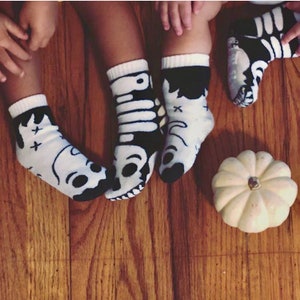 Fantôme et squelette Chaussettes dépareillées pour enfants Chaussettes amusantes Chaussettes folles Chaussettes cool Chaussettes mignonnes Chaussettes d'Halloween phosphorescentes image 6