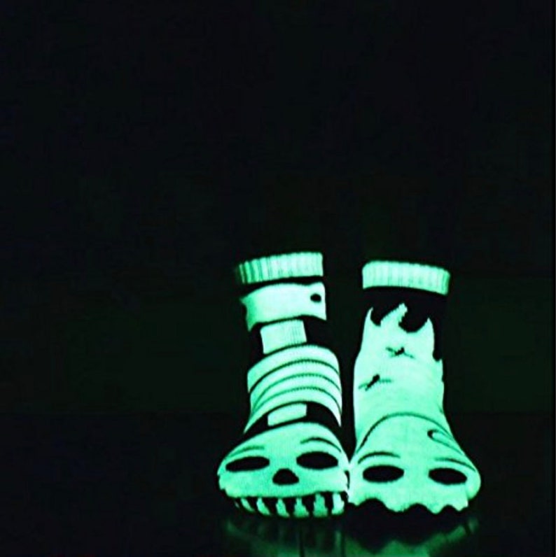 Fantôme et squelette Chaussettes dépareillées pour enfants Chaussettes amusantes Chaussettes folles Chaussettes cool Chaussettes mignonnes Chaussettes d'Halloween phosphorescentes image 2