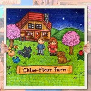Peut inclure: Une œuvre d'art encadrée représentant une scène de ferme avec une maison, deux personnages et divers animaux. L'œuvre présente un toit rouge, des arbres roses et le texte "Chloe-Flour Farm" sur une bannière. Le fond montre un ciel étoilé.