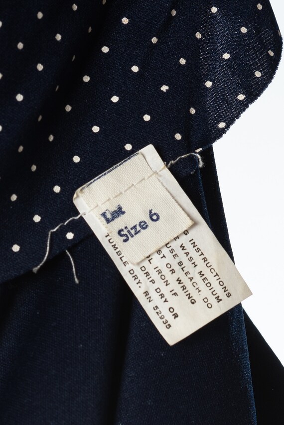   R de maison | シャツ＆スカートセットアップ着画コーデ（ネイビー） 紺色シャツと白スカートセット レディースウェア
