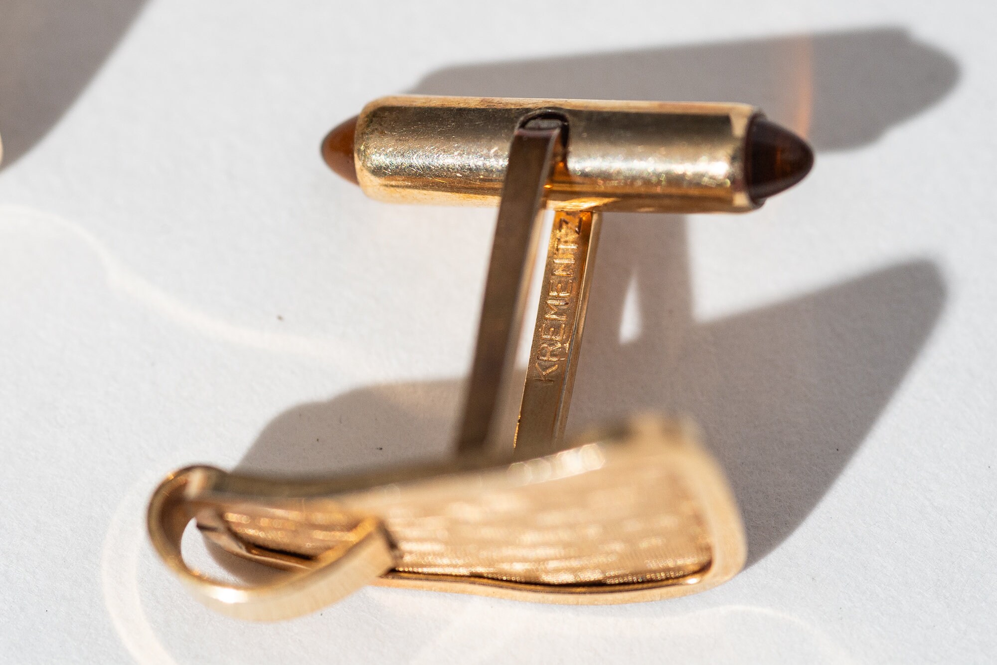 Petits Boutons De Manchette Vintage En Ton Or Et Rouge - Marque Krementz Brevetés - Occasion Bon état