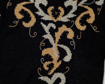 Può includere: Maglia di lana nera con un ricamo floreale in oro e argento. La maglia ha un collo a V e un'etichetta che recita "Jazz Lauren".