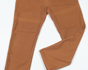 Può includere: Un paio di pantaloni in twill marroni a gamba dritta. I pantaloni hanno una chiusura con bottoni e passanti per la cintura.