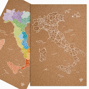 Peut inclure: Deux tableaux en liège avec des cartes de l'Italie. L'une montre les régions italiennes en couleurs, l'autre un contour blanc des frontières et divisions internes. Les tableaux ont une texture en liège naturelle.