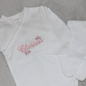 Personalisiertes Baby Outfit mit floraler Stickerei: Baumwoll Bodysuit & Footed Hose