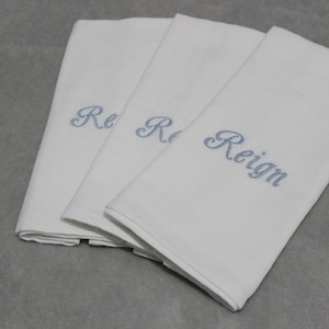 パーソナライズされた刺繍入り 100% オーガニックコットン ホワイト モスリン スクエア/スモール スワドル 掛け布団/授乳カバー、ベビーギフト