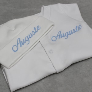 Personalisierte Monogramm gestickt Baby-Geschenk-Set, Baby-Set, Baby-Dusche-Geschenk, Neugeborenen Baby Geschenk, Schlafanzug, Mütze Hut