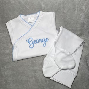 Personalisierte Stickerei Baby Outfit: Baumwolle Bodysuit, Hose und Mütze mit Fuß