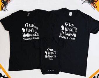 Personalisierte unsere ersten Halloween-Familien-T-Shirts, passendes Halloween-Outfit für Baby-Mama-Daddy, mein 1. Halloween-Spielanzug, Halloween-T-Shirt