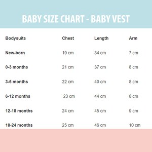 以下が含まれることがあります： ベビーベストのサイズチャートで、センチメートル単位の測定値です。新生児、0〜3ヶ月、3〜6ヶ月、6〜12ヶ月、12〜18ヶ月、18〜24ヶ月のサイズが含まれています。測定値には、胸囲、着丈、腕の長さが含まれます。