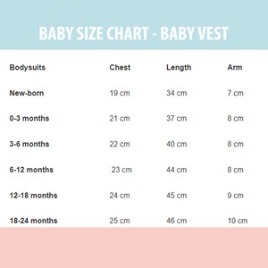 Puede incluir: Una tabla de tallas de chalecos para beb&eacute;s, con medidas en cent&iacute;metros. La tabla incluye tallas para reci&eacute;n nacidos hasta 18-24 meses, detallando medidas de pecho, largo y brazo. Texto blanco sobre fondo azul claro y rosa.
