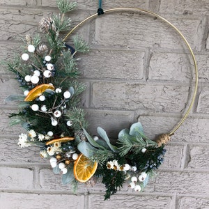 Couronne d'hiver en épicéa avec oranges séchées, couronne de Noël minimaliste, couronne d'hiver, décoration tendance, couronne de Noël moderne