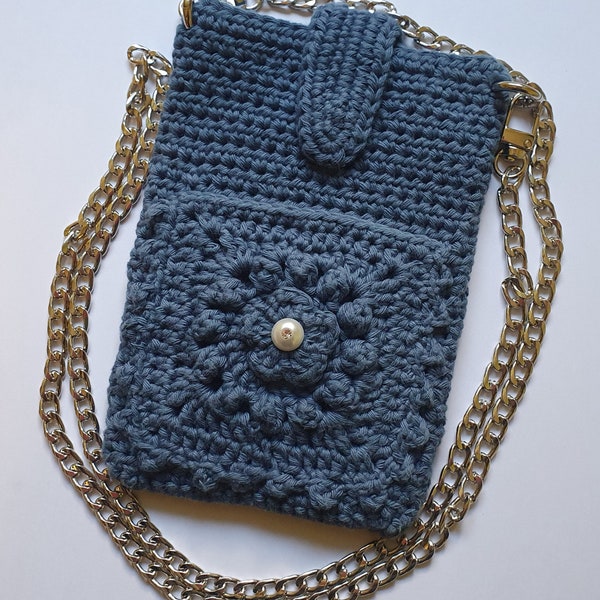 Handytasche Jeansblau, Granny Square mit Blumenmuster und Zierknopf mit Glitzerstein (302)