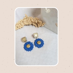 daisy earrings - flowers - gold