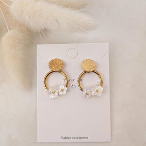 boucles d'oreilles acier inoxydable et fleurs en nacre -cadeau - saint Valentin - bijoux - mariage - fête des mères