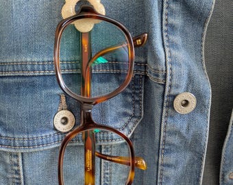 Spilla portaocchiali: il nuovo accessorio chic - idea regalo - Festa della mamma