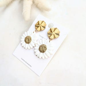 daisy earrings - flowers - gold