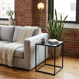 Tavolino minimalista in metallo nero: struttura in acciaio verniciato a polvere opaco