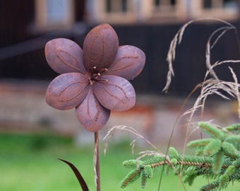 Rustic Metal Daffodil Flower Stake – 120 cm x 23 cm Garden Decoration, Flower Steel, Handcrafted