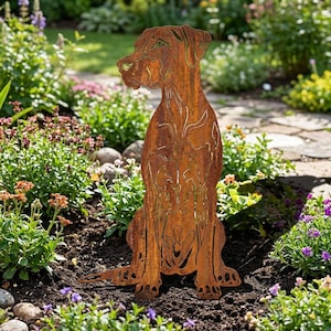 Può includere: Silhouette di cane in metallo marrone arrugginito per il giardino. Il cane è seduto, con la testa rivolta a sinistra. Il metallo presenta dettagli ritagliati. La decorazione è collocata in un'aiuola con fiori e verde.
