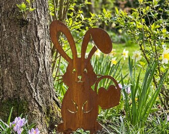Gartenstecker Osterhase mit Korb Rostoptik, Metall Outdoor Osterdeko, Frühlingsdeko, Beet Deko, Pflanzkübel Akzent, Terrasse Balkon