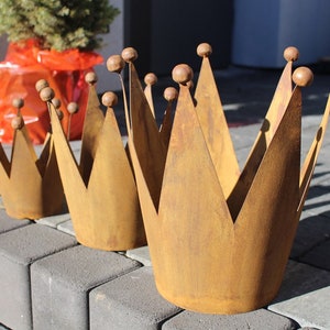 Doniczka z patynowanym wieńcem, doniczka ogrodowa, dekoracyjna doniczka, wyjątkowy ogród zewnętrzny, dekoracja w stylu rdzawej sylwetki