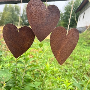 Set von 3 rustikalen Metall-Herz-Hängedekorationen – 10x10 cm – Natürliche Rostoptik, Perfekt für Garten- oder Wohndekoration Edelrost