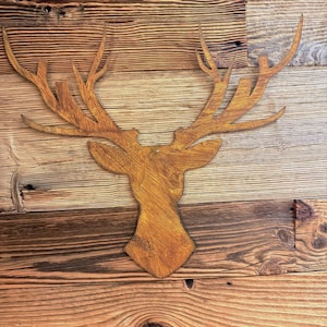 Rustik väggdekoration med hjorthuvud - Väggdekor i metall, naturlig rostfinish, dekoration med djurliv, lantlig stil, naturinspirerad accent (40x11x34cm)