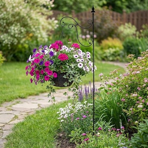 Mastro decorativo para bandeira de jardim - Aço com arabescos nas cores preto ou ferrugem.
